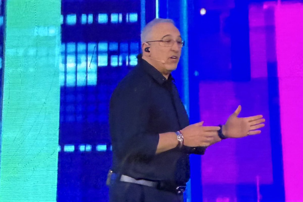 stephatkins's tweet photo. HPE CEO Antonio Neri #keynote
#HPEDiscover @HPE
3rd Pillar: #AI
Build AI factories of the future, partnering with @nvidia today #privatecloud #agenticAI new GPU
HPE Private Cloud AI
full airgapped options available
Multi Tenancy now available
#modernAI workloads
HPE Unleash AI
Partners @Deloitte @Accenture AI Refinery