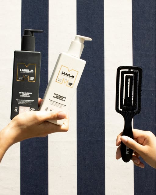 pierpaolohw's tweet image. Il sole è il tuo miglior amico, ma i tuoi capelli biondi non la pensano allo stesso modo ☀️
L&apos;esposizione ai raggi UV, la salsedine e i lavaggi frequenti possono seccare la fibra e alterare il colore, facendo virare i toni verso il giallo.
#LABELM #EmpoweringMe #BlondeHair