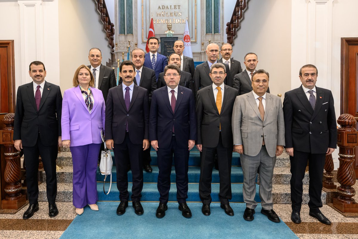 Hâkimler ve Savcılar Kurulu Üyelerimizle Bakanlığımızda bir araya geldik.  

Yargı sistemimizi daha erişilebilir, daha etkin ve daha güvenilir hale getirmek için yürüttüğümüz çalışmaları değerlendirdik, hedeflerimiz üzerine konuştuk.

Hukuk Devleti ilkesini tahkim etmeye,