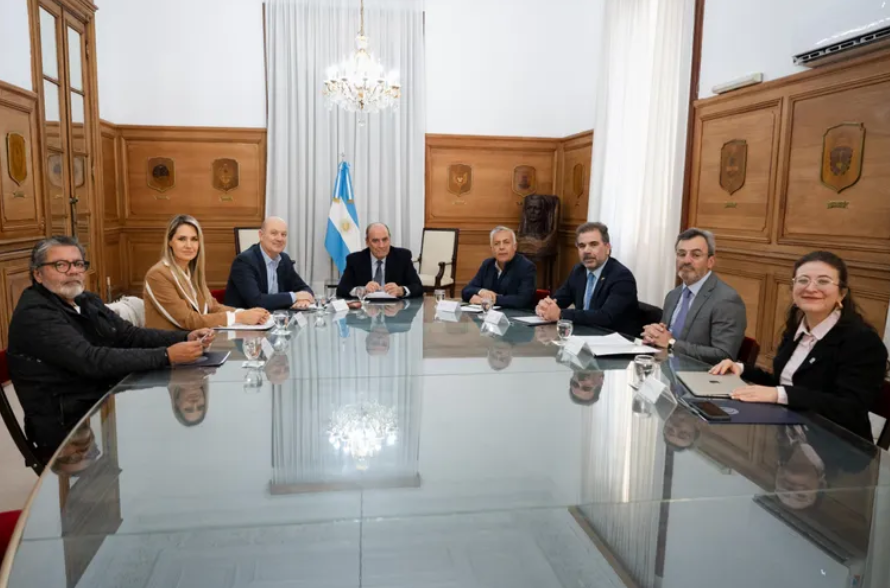 mdzol's tweet photo. 🧵 [HILO] El Consejo de Mayo debutó en la Casa Rosada: Milei busca consensos rumbo a diciembre 🇦🇷📜
Un año después de su creación, el órgano que debe transformar el #PactoDeMayo en leyes comenzó a funcionar. ¿Quiénes lo integran? ¿Qué temas abordará? ¿Qué expectativas hay?👇 https://t.co/DRgGXX1jlx