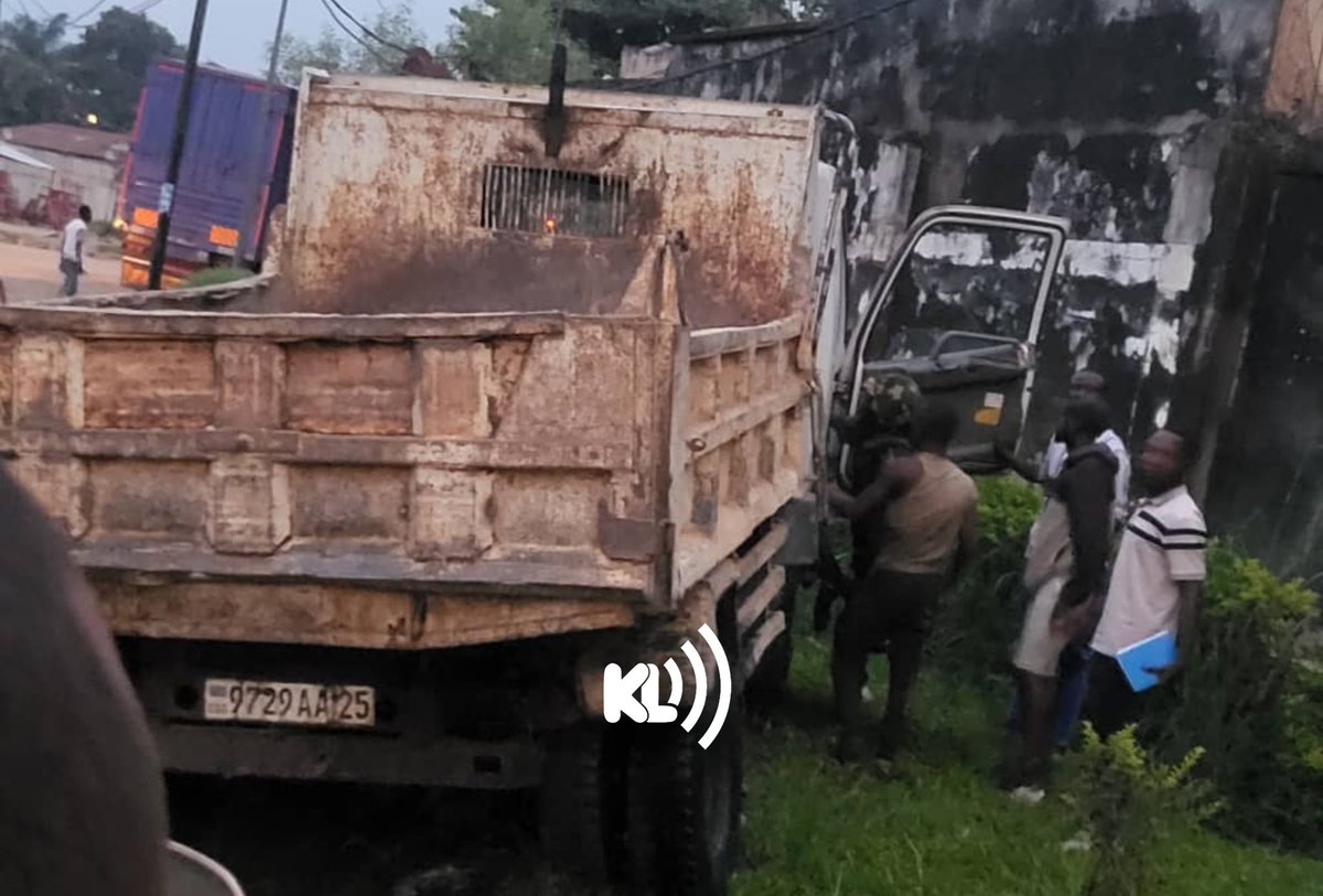 KabaLisolo1's tweet photo. 𝗟𝗜𝗦𝗔𝗡𝗚𝗔 | #Kisangani [24/06/2025] : Likama lioko ya nzela ewuti kosalema sikoyo nzinga nzinga ya eteyelo enene #IBTP mpe epesi somo. Motuka moko ya monene etuti mama moko azalaki kotambola pembeni, mama yango akweyi mpe abungisi makanisi. Ba ike bamemi ye na lopitalo na lombango. 
#KabaLisolo