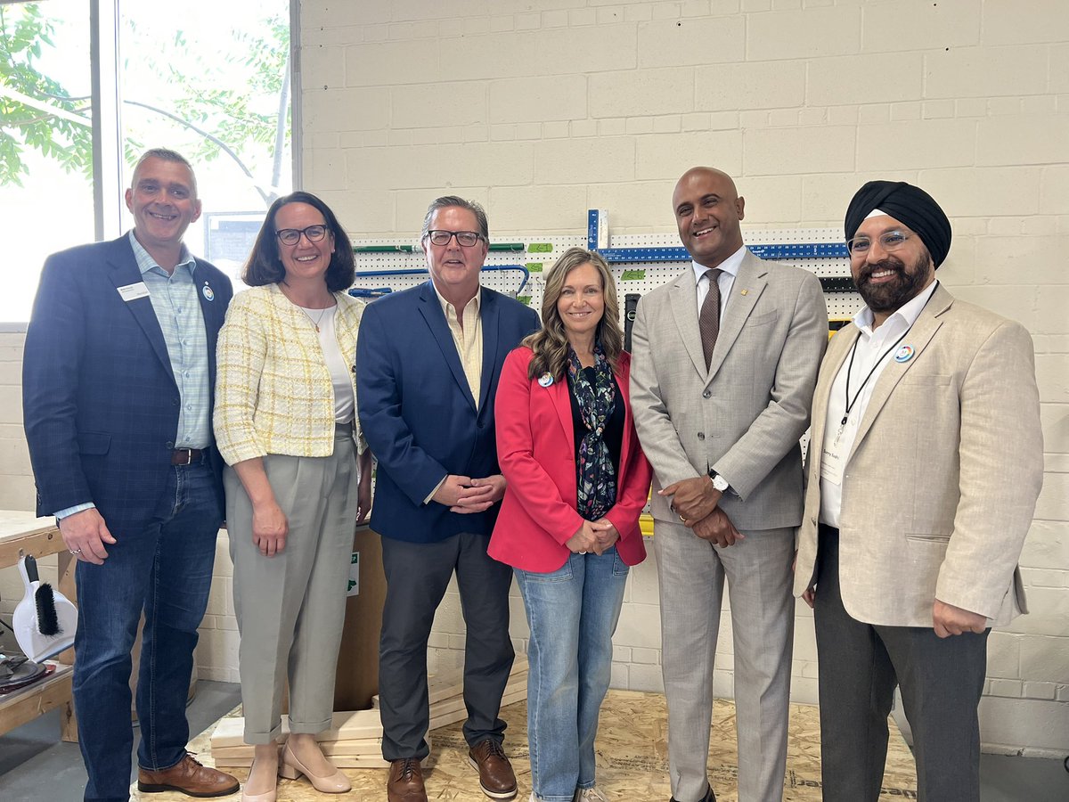 j_maloney's tweet image. .@BuildingUpTO is doing stellar work—training young Canadians for trades careers, including those w/ justice-involved backgrounds ⚒️
Proud they’ve received nearly $5M in federal support via @EDSC_GC’s YESS & UTIP over 8 years 🇨🇦
Thanks to @MeridianCU for stepping up with $200K