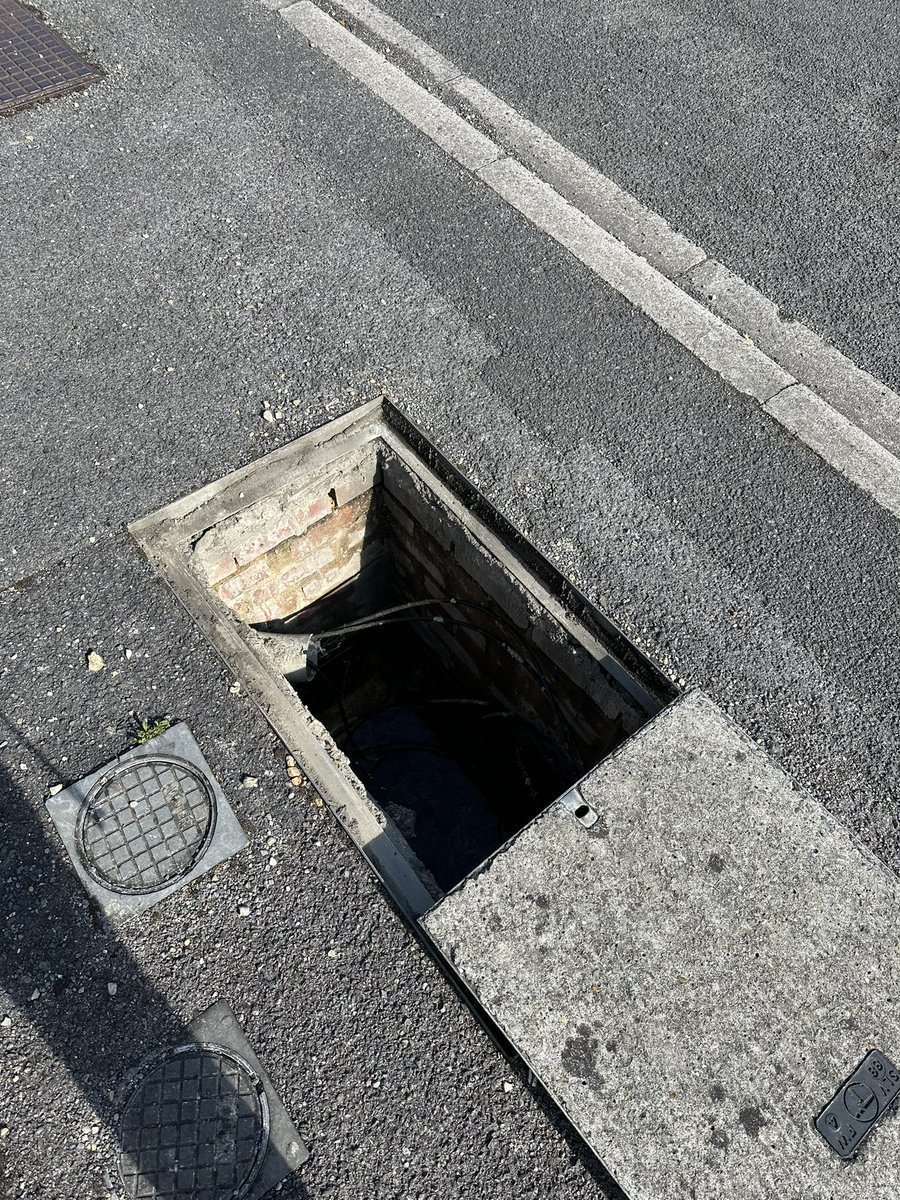 Are <a href="/bt_uk/">BT</a>  engineers meant to leave 
 covers off big holes like this?
#nobarrier 
#looksdangeroustome