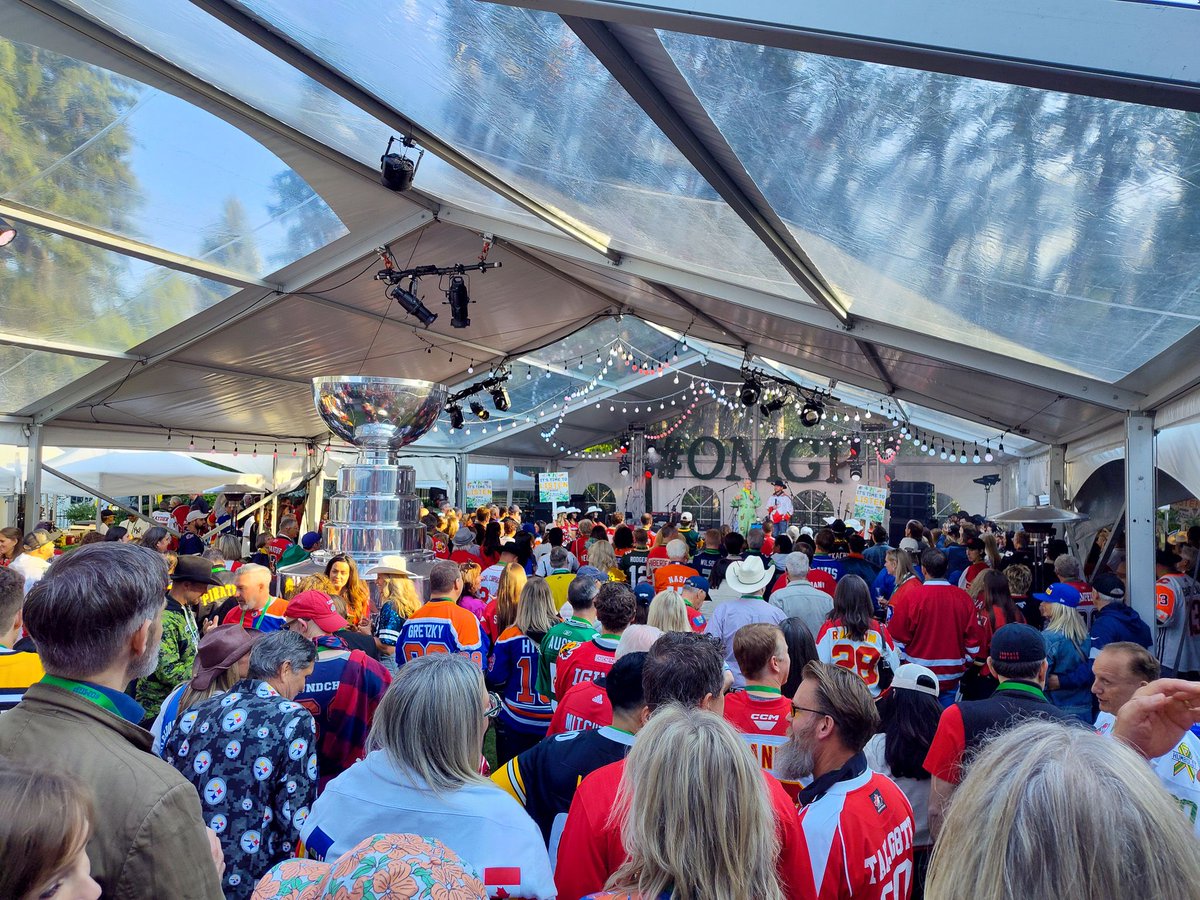 JeromyYYC's tweet photo. Grateful to drop in to #OMGP in support of adolescent mental health. Big thanks to W. Brett and Brett K. and the Prairie Merchant team for delivering such a generous and thoughtful event. It’s always inspiring to see community come together like this—to support and shine a light on the amazing organizations making a difference. #yyccc