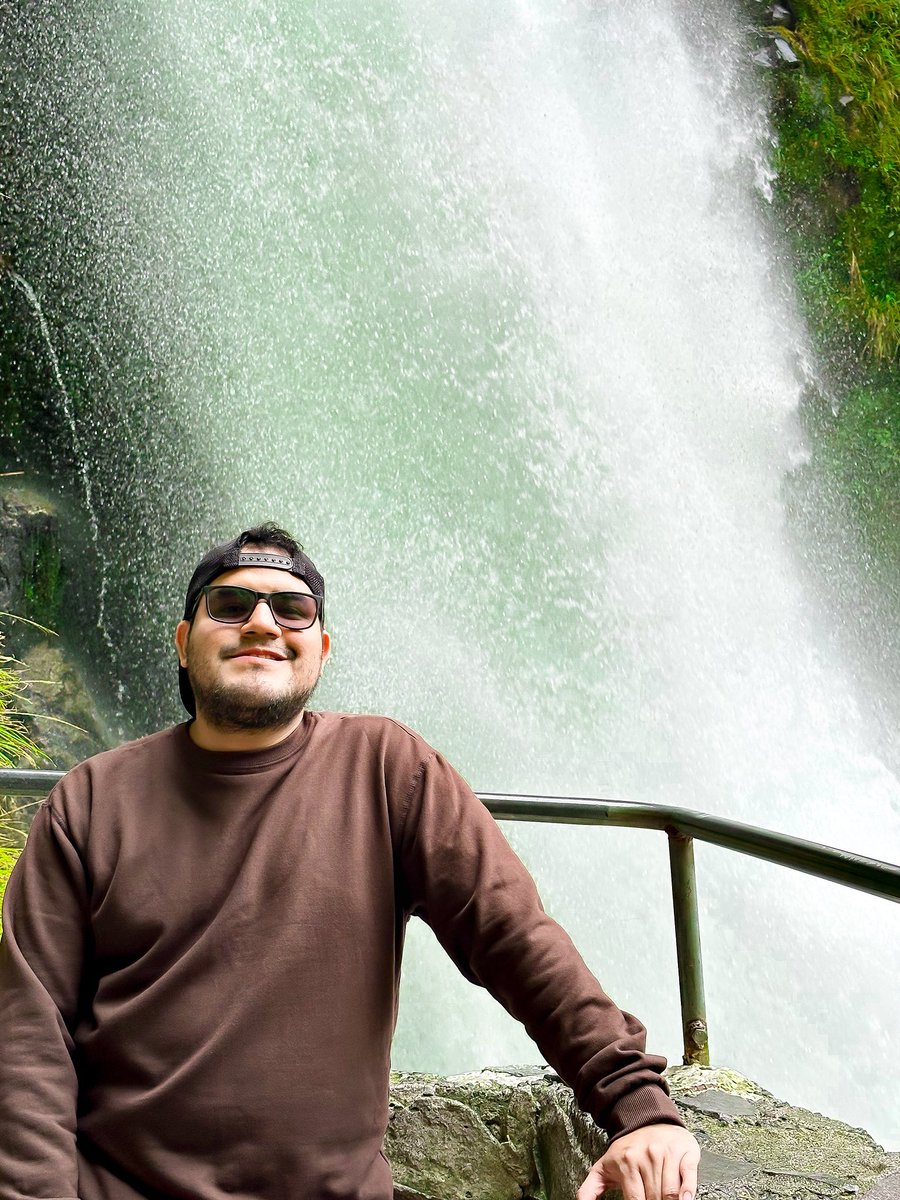 💧 Hoy me dejo llevar por lo que me hace bien. Así, simple, soy feliz donde el agua y la calma se encuentran. Porque estos momentos me llenan de vida. 🌿✨