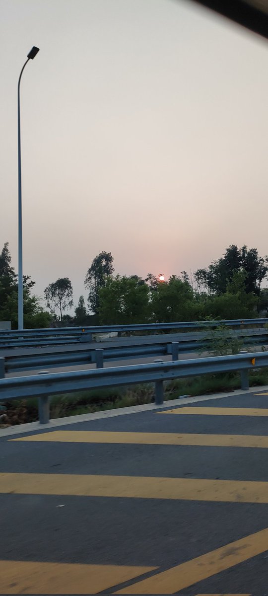 ڈھلتی شام ڈوبتا سورج.
اہلِ ذوق سے گزارش..
تصویر کی مناسبت سے شعر ہو جائے ۔