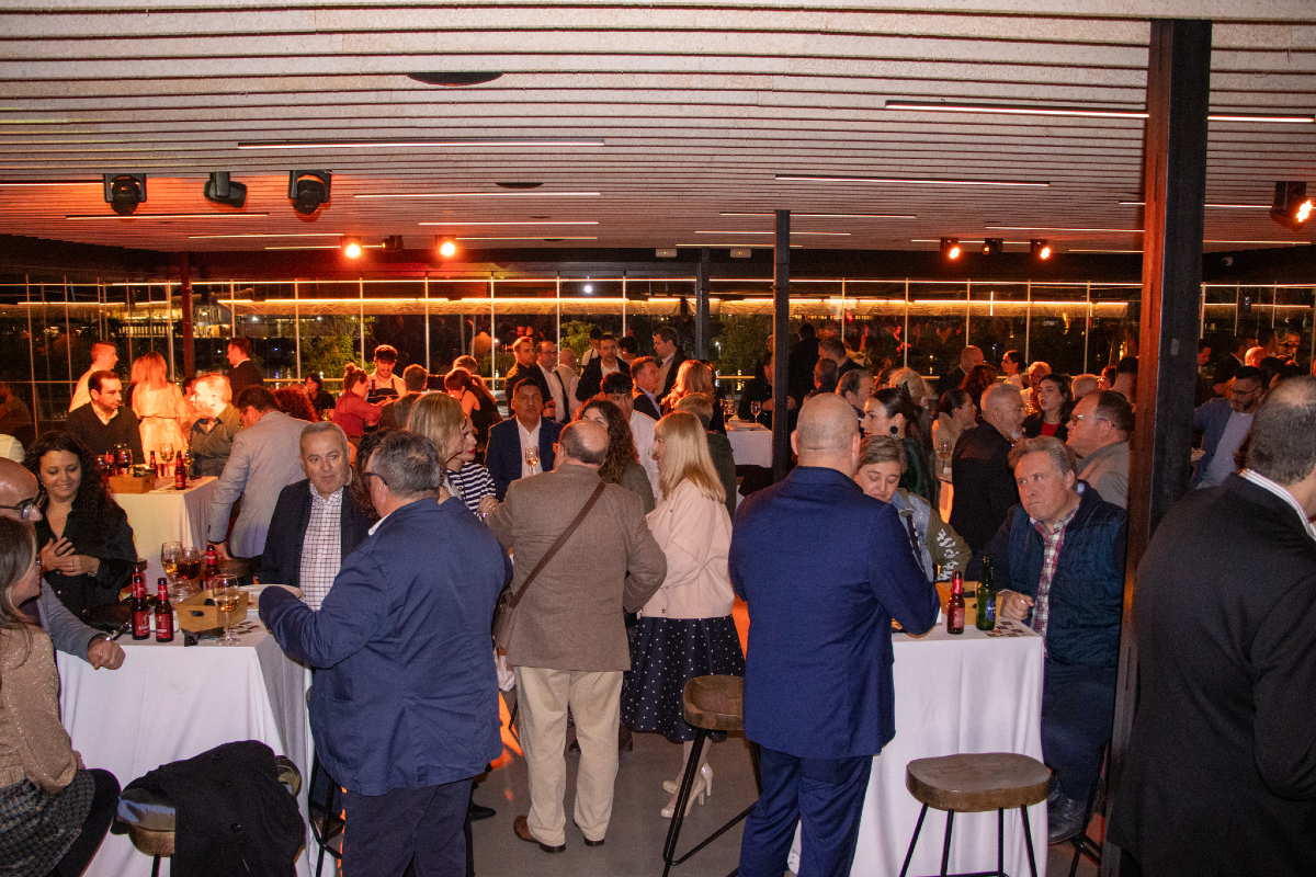 🎉 Cena Cóctel de Gala
Disfruta de una velada exclusiva con profesionales del sector.
La Cena Cóctel de Gala es el momento perfecto para fortalecer relaciones y celebrar los logros del año.