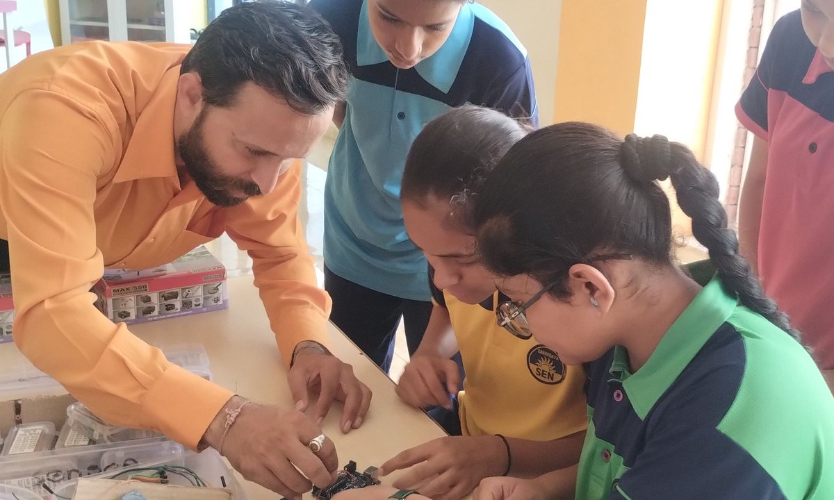 IPLab_Rajkot's tweet photo. Sarvodaya School, #Rajkot is shaping #future #innovators!
Thanks to the #ATL_Lab developed by @InfoGujcost, #students are engaging in creative #scientific thinking & latest #tech-based learning.
We also introduced the @IPLab_Rajkot —because every new #idea deserves #protection. https://t.co/XKXMr6WIFN