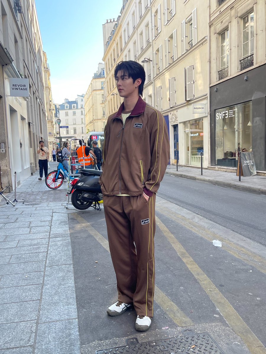 MchoiceTH's tweet image. เปิดลุคแรกของ ‘มีน’ กับงาน ASICS SportStyle Pop-up ที่ Paris Fashion Week Menswear SS26 🔥

#ASICSxMEEN 
#ASICSSportStyle #ASICSSportStyleTH #SoundMindSoundBody #ASICSParisFashionWeek
#Meennicha8 #MchoiceArtist