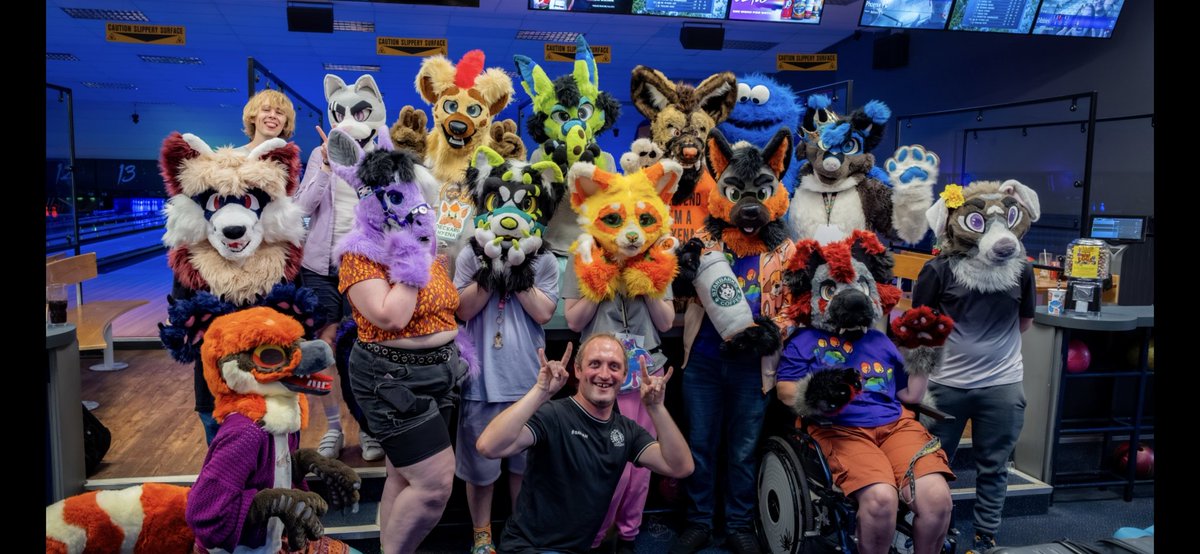 ExeterFurs's tweet image. We had a great bowling furmeet on Saturday! Many fluffs showed up and one of the venue staff has joined our group.

Albeit a little hot due to the ongoing UK heatwave and lack of AC at venue.