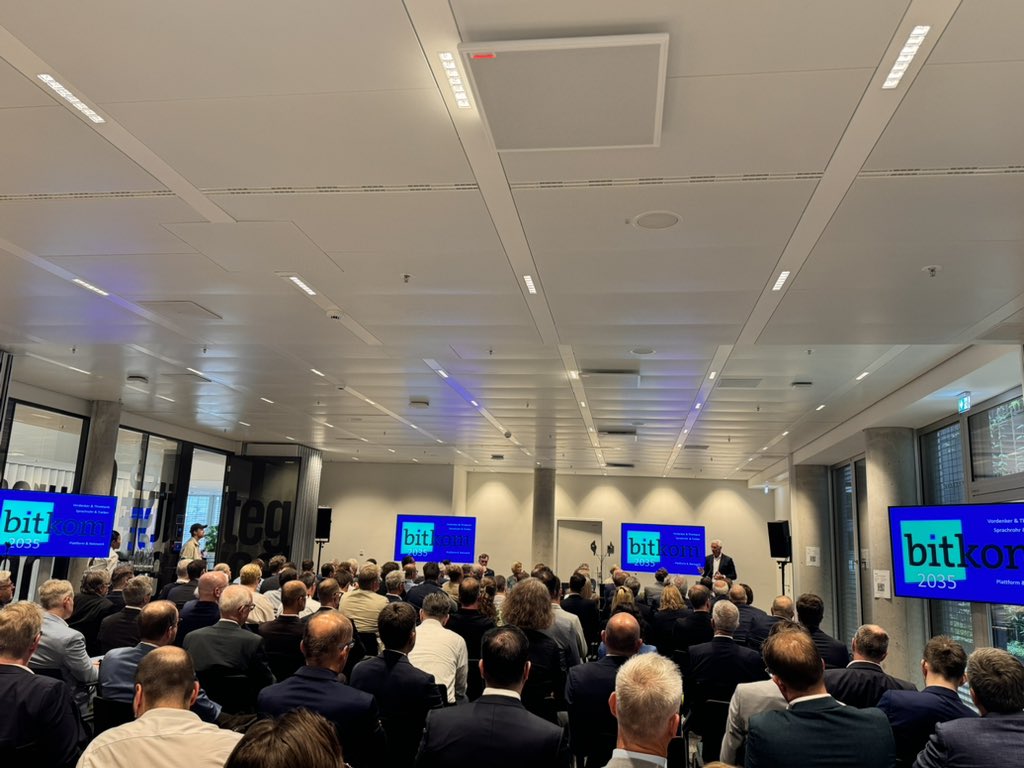 This week we're celebrating a quarter century of Bitkom. 🎉

We've been supporting businesses and society on their journey into the digital future for 25 years – and since our founding, we've developed into the most important #digital association and the largest European think