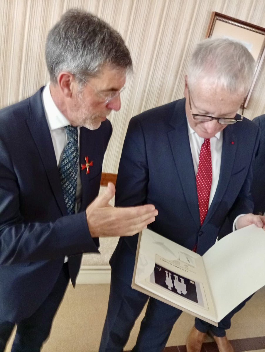 AmbDEenFR's tweet image. C’est avec émotion que je me suis rendu à Maillé pour décorer Bernard Eliaume dans l’Ordre fédéral du Mérite. Maire pendant 20 ans de cette commune traumatisée par le massacre commis par l’Allemagne nazie en 1944, il n’a cessé d’y œuvrer pour la réconciliation franco-allemande.