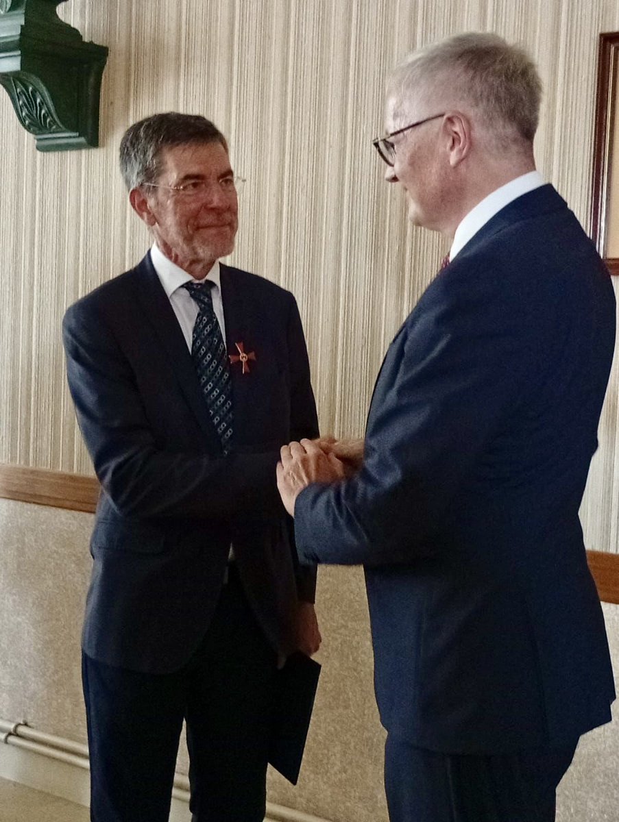 AmbDEenFR's tweet image. C’est avec émotion que je me suis rendu à Maillé pour décorer Bernard Eliaume dans l’Ordre fédéral du Mérite. Maire pendant 20 ans de cette commune traumatisée par le massacre commis par l’Allemagne nazie en 1944, il n’a cessé d’y œuvrer pour la réconciliation franco-allemande.