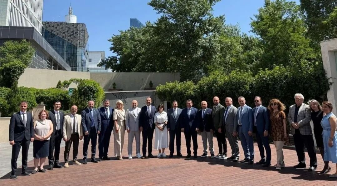 TÜMDEF&amp;SEİS ev sahipliğinde,USHAŞ Genel Müd. Sn.Behlül Ünver ve ekibinin katılımıyla tıbbi cihaz sektörü temsilcileri bir araya geldi.İleriye dönük yapılabilecek çalışmalara üzerine görüşlerin paylaşıldığı toplantıya Yönetim Kurulumuzdan @sadrettin_dai @ufkozkya katılım sağladı.