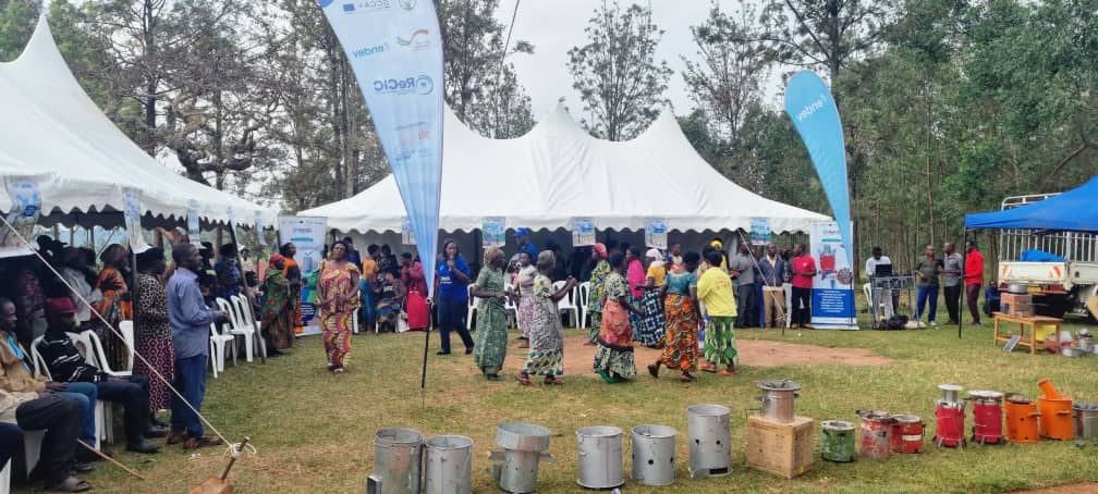 sector_murama's tweet photo. Abaturage bo mu murenge wa Murama bigishijwe uko bakoresha amashyiga avuguruye m'ubukangurambaga bwiswe:NOZA IMITEKERE.Turengere ibidukikije dukoresha ibicanwa bivuguruye.@KayonzaDistrict https://t.co/o8LkLKEbCr