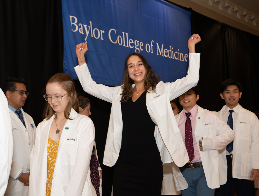 BCM_Alumni's tweet image. 250 students. 250 white coats. One Baylor family.
Give $100 to welcome future healthcare leaders and add your words of wisdom for their journey. 💙🩺
Donate now at bcm.edu/WhiteCoat2025