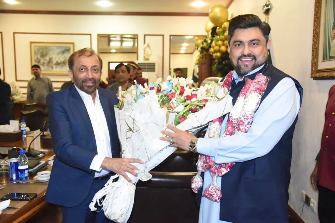 MQMPKOfficial's tweet photo. چیئرمین ایم کیو ایم ڈاکٹر خالد مقبول صدیقی نے سینئر مرکزی رہنماؤں ڈاکٹر فاروق ستار، سید امین الحق اور دیگر مرکزی ذمہ داران کے ہمراہ گورنر ہاؤس کا دورہ کیا۔ گورنر سندھ کامران خان ٹیسوری کو فریضۂ حج کی سعادت حاصل کرنے پر مبارک باد پیش کی۔ 
#MQMPakistan 
1/2
@allaboutmqm https://t.co/79jiQAMfU2