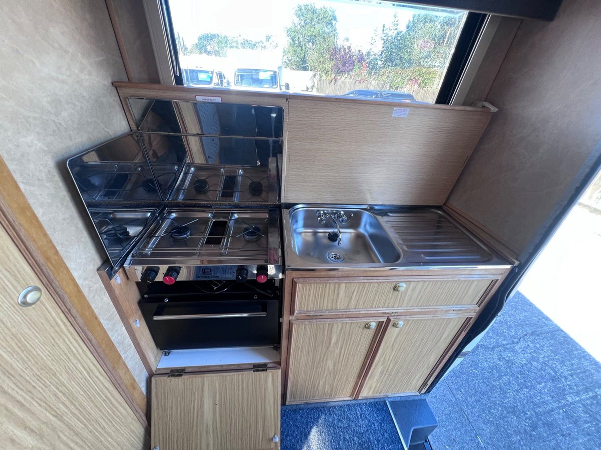 Sy45rp's tweet image. 1994 #Autosleeper Talisman #Campervan🚐 Full kitchen, comfy lounge, pull-out bed &amp;amp; bathroom—all in a compact, easy-to-drive package. A smart &amp;amp; affordable classic for #VanLife