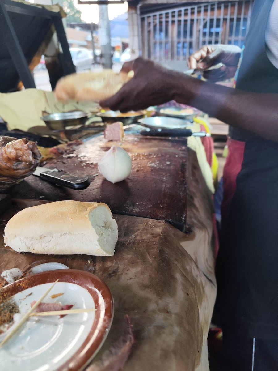 TitiNdema's tweet photo. C'est #MiniFoN qui m'y a emmené....
Face @DovvSupermarche #Olezoa pain de 100frs viande de 500frs.
Tu manges ça et tu oublies les problèmes D'ABORD 🤣 https://t.co/NrFYJKLAlX