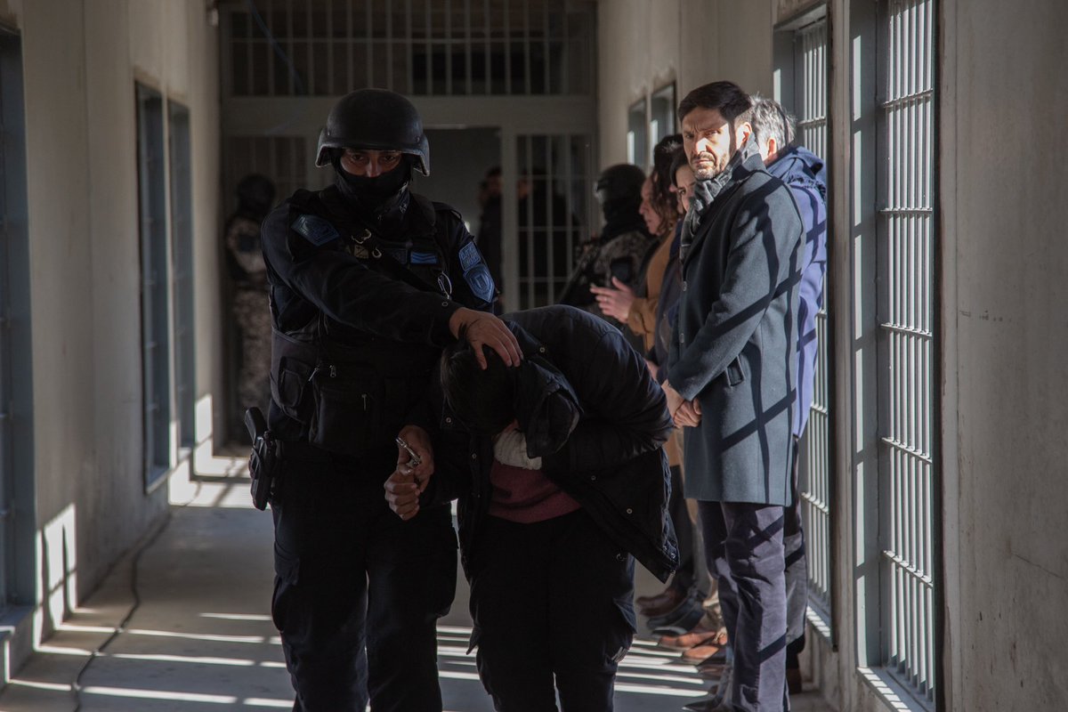 maxipullaro's tweet photo. Dijimos que la Policía no estaba para cuidar presos, y hoy están patrullando las calles. Dijimos que íbamos a vaciar las comisarías, y hoy los presos están siendo trasladados a unidades penitenciarias.

Dijimos que las cárceles dejarían de ser el lugar donde se ordenan los delitos, y con control logramos reducir homicidios y los robos.

Hoy mas de 300 detenidos fueron trasladados a la Sub Unidad 4° de #Rosario, reafirmando nuestro compromiso con la seguridad con decisión política, planificación y presencia del Estado.

Estamos llevando adelante una inversión sin precedentes para construir el sistema penitenciario que la provincia necesita. En 100 años, Santa Fe construyó 3470 celdas, nuestro gobierno en 4 años va a construir 3.700 celdas nuevas.

Vinimos a cambiar las cosas en serio, garantizar la seguridad y mejorarle la vida a todos los santafesinos.