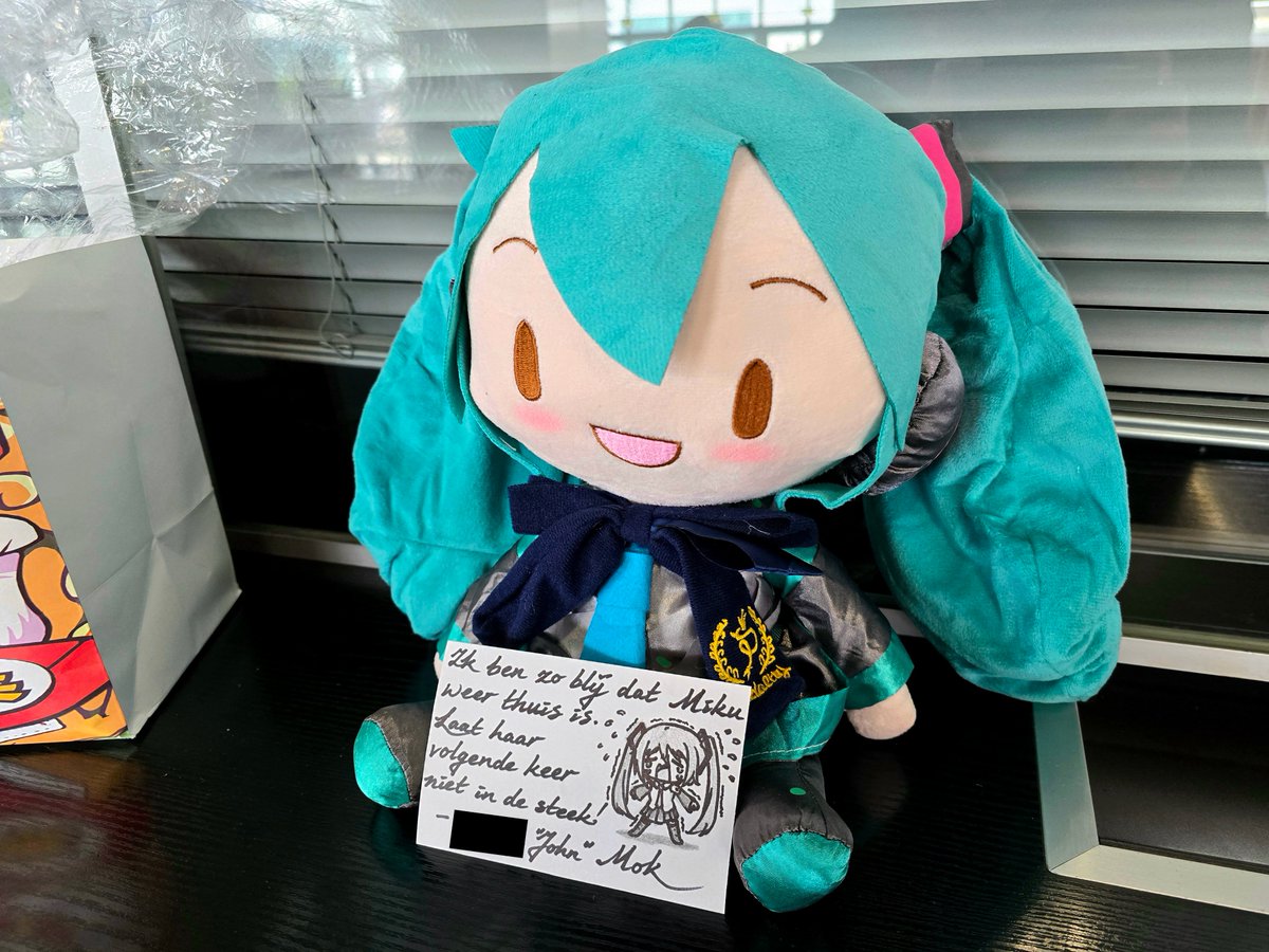johnmokart's tweet photo. A funny thing happened at Dutch Comic Con last weekend.

I found a bag containing a brand-new Hatsune Miku plushie!

—

#HeroesDutchComicCon #HeroesDutchComicCon2025 #DutchComicCon #ComicCon #HDCC #HDCC2025 #HatsuneMiku #Chibi @dutchcomiccon https://t.co/CYzGjoWLMr
