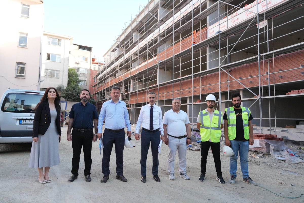 Mesai sonrası,yapımı devam eden Hüviyet Bekir İlkokulu inşaatımızı ziyaret ettim.Yeni binalarımız gerek yapı teknolojileri gerekse mimarisi ve çevre düzenlemesiyle gerçekten çok kaliteli vasıflı binalar. Yapılan çalışmaları yerinde inceleyip,gelinen süreç hakkında da