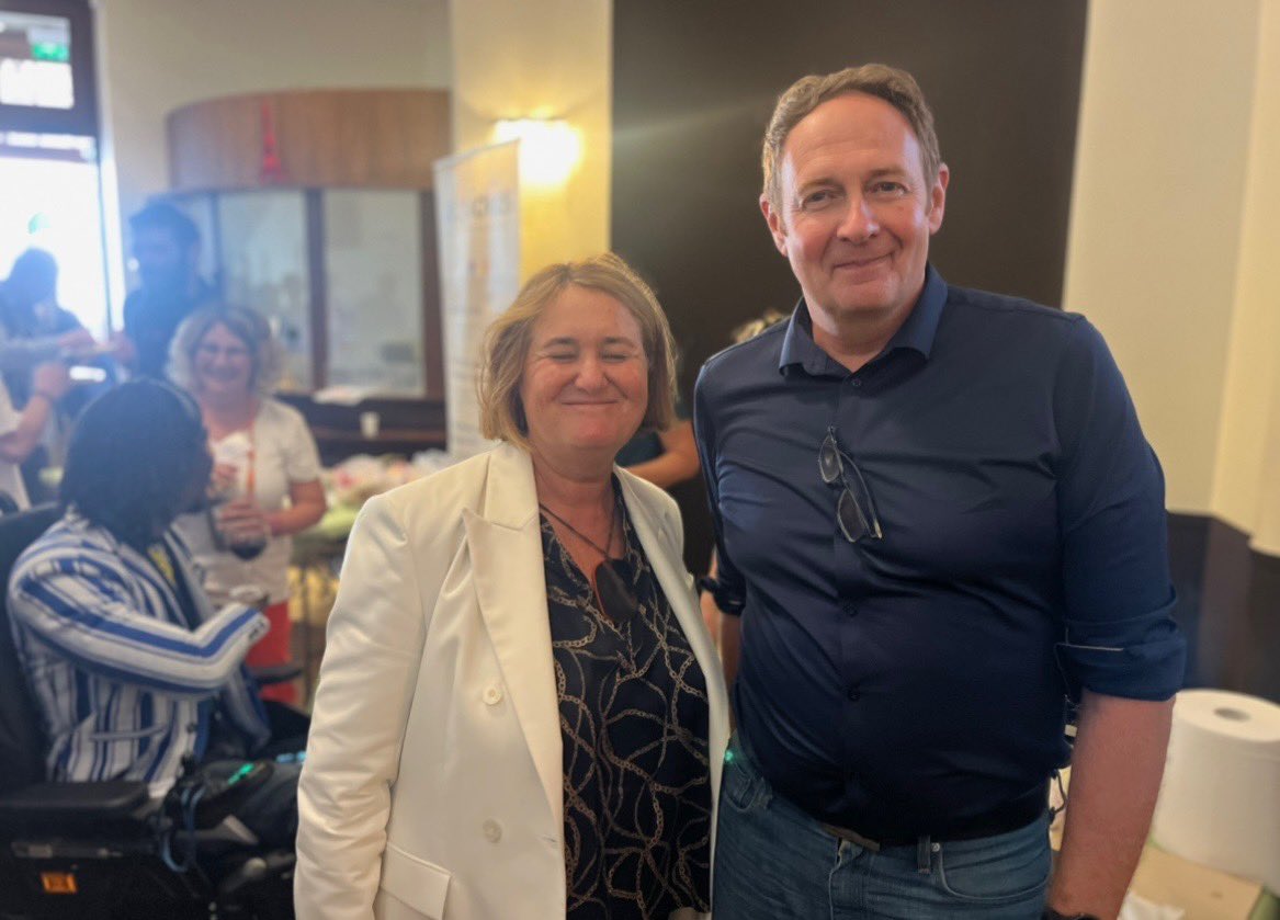 1 tres belle page dans Le Parisien de ce jour consacrée aux 11 èmes Rencontres du dialogue social que j’ai organisées.On y rappelle les 47 accords pionniers que j’ai signé:prime au mérite,🐕au bureau,sport sur temps de travail &amp; les succès stories du dialogue social en entreprise