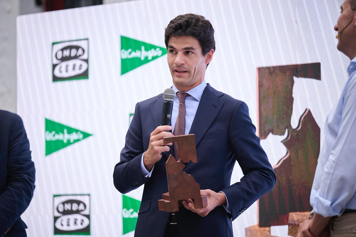 Pablo Aguado recibe el Premio Ciudadela al Mejor Toreo al Natural de la Feria del Toro de Pamplona.