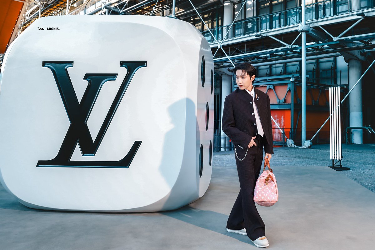 250624 LOUIS VUITTON

#제이홉 #정호석 #JHOPE
#jhopexLouisVuitton 
#jhopexLVMenSS26
#BTS #방탄소년단 <a href="/BTS_twt/">방탄소년단</a>
