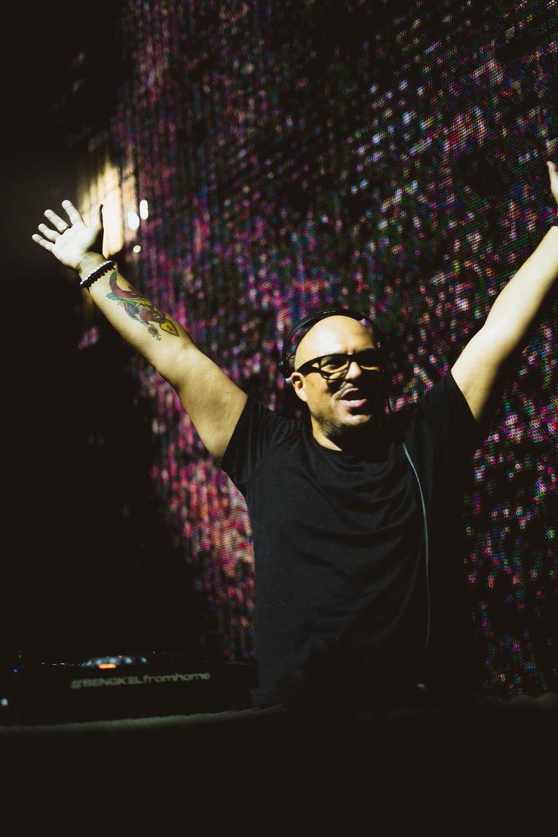 🎉 25 YEARS AGO TODAY 🎉
“You See The Trouble With Me” hit #1 on the Official UK Singles Chart 🇬🇧 and changed my life forever.
From London to Ibiza, from vinyl to streaming, this record became an anthem that still echoes on dancefloors around the world!