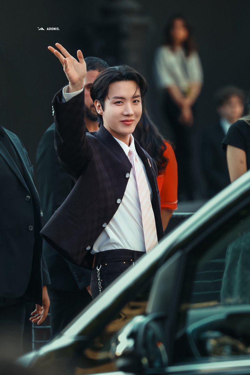 헉
너무이뻐😭😭😭

아도니스님 가셨구나🫶