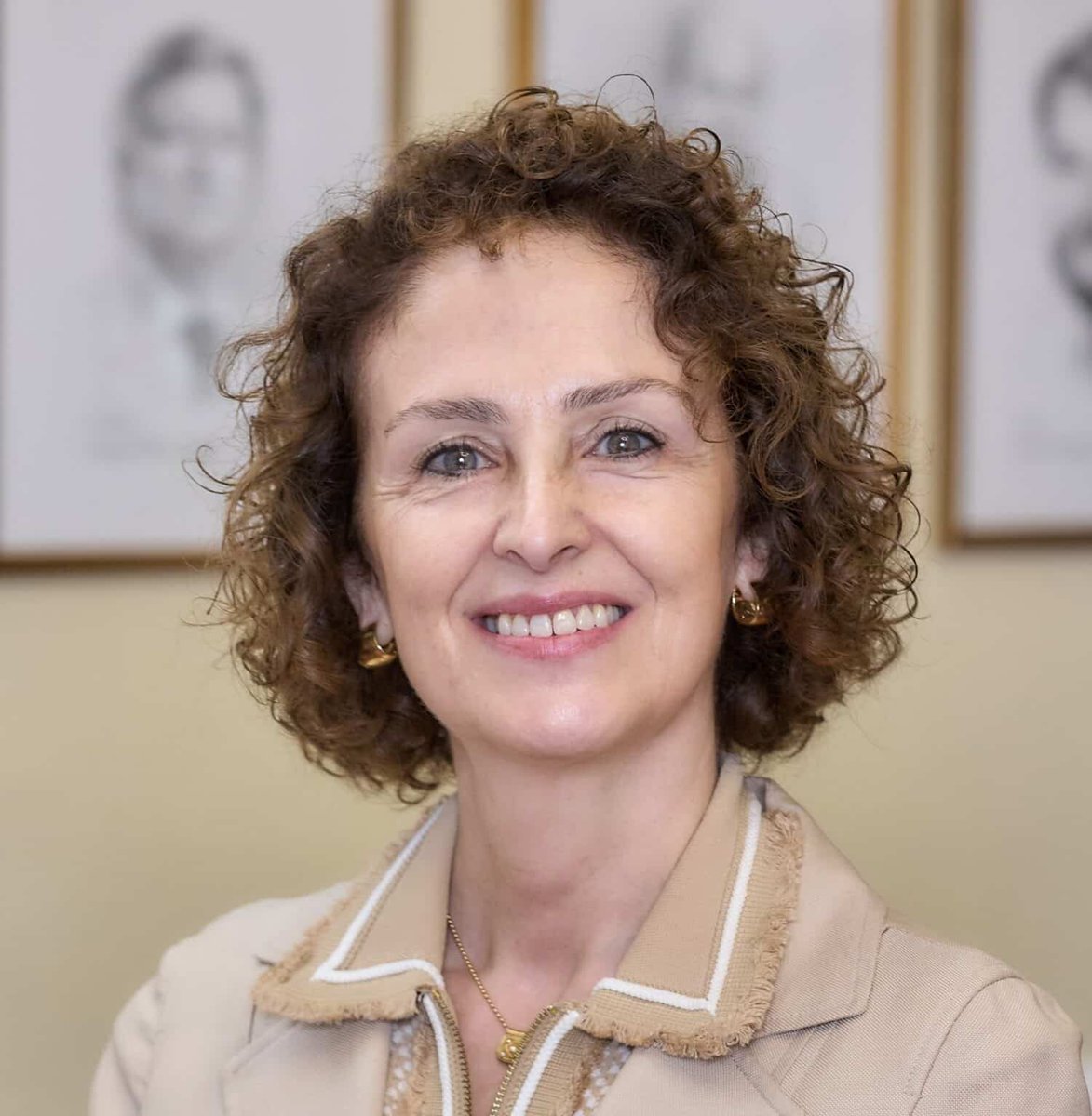 hispaniaenlucha's tweet photo. 🛑 ÚLTIMA HORA
Esta es Pilar Crespo Rodríguez. Directora General de Carreteras.
Cuando se enteró del Registro de la UCO, sacó a escondidas y saltándose todos los protocolos varias cajas con documentos.
Otra que se suma al club de los corruptos.
Qué dirá mañana Oscar Puente? https://t.co/LZ64Vvvyb4