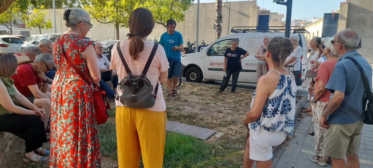 Último martes de mes y aquí estamos, frente a la puerta del #CIE de #València para exigir el cierre de estas cárceles racistas y el fin de las #deportaciones. Este mes nos adaptamos a las circunstancias con un encuentro informal porque: Ningún Ser Humano es Ilegal!! #CIEsNO