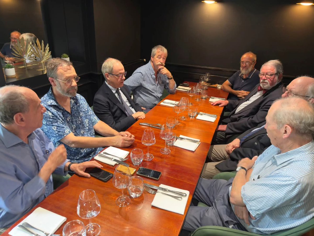 Ce week-end, Monseigneur le #comtedeparis a célébré le 75e anniversaire de l’abrogation de la loi d’exil de la #familleroyale à Rennes. Il a été accueilli au siège du journal <a href="/OuestFrance/">Ouest-France</a> par François-Xavier Lefranc, président du directoire.