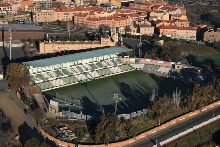 GolSinVAR's tweet photo. Cuatro equipos capitales de provincia con cuatro estadios de césped natural buscarán salir la temporada que viene de la Tercera Federación.

Estos son los únicos cuatro equipos del fútbol español que son capitales de provincia y están en quinta categoría:

▶️@CD_Toledo 

▶️@CDBadajoz

▶️@palencia_cf
▶️@PalenciaCristo 

▶️@CDManchegoCReal

Mucha suerte, hay que salir de ahí cuanto antes
