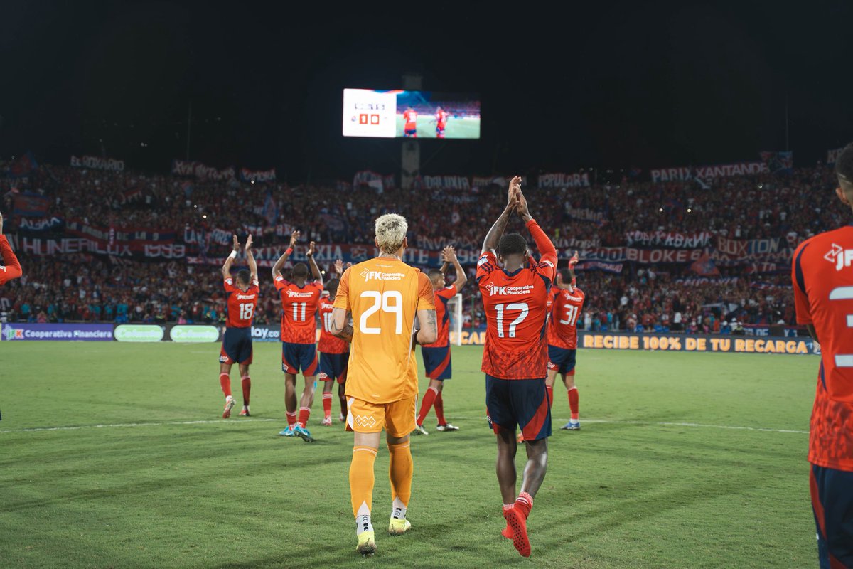 ¡VAMOS HOY, MUCHACHOS!
Pueden parecer solos ahí, en medio de tanto rival… pero no. Habrá cientos en las tribunas de El Campín que, en silencio, nos representarán y llevarán la fuerza de todos: de los miles que los esperamos en Medellín y de muchos más en el resto del mundo que
