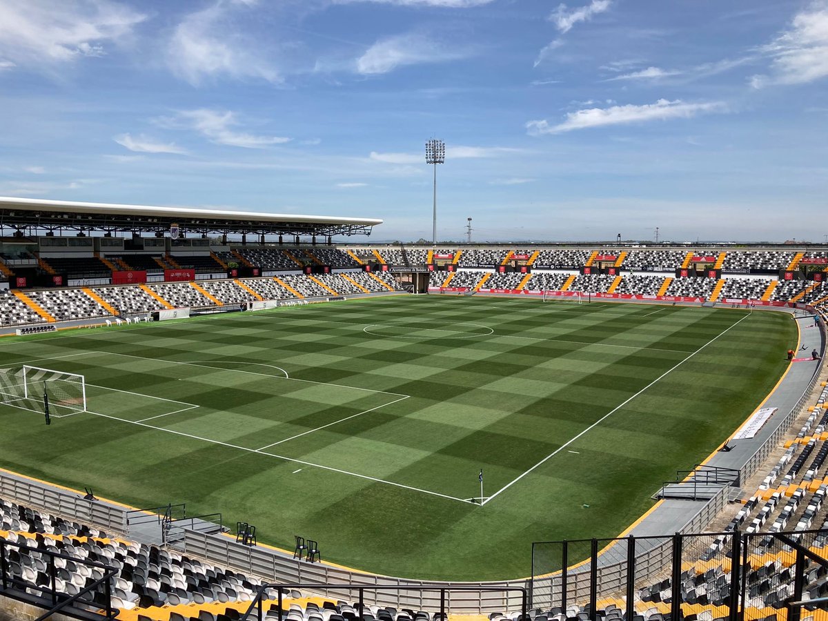 GolSinVAR's tweet photo. Cuatro equipos capitales de provincia con cuatro estadios de césped natural buscarán salir la temporada que viene de la Tercera Federación.

Estos son los únicos cuatro equipos del fútbol español que son capitales de provincia y están en quinta categoría:

▶️@CD_Toledo 

▶️@CDBadajoz

▶️@palencia_cf
▶️@PalenciaCristo 

▶️@CDManchegoCReal

Mucha suerte, hay que salir de ahí cuanto antes