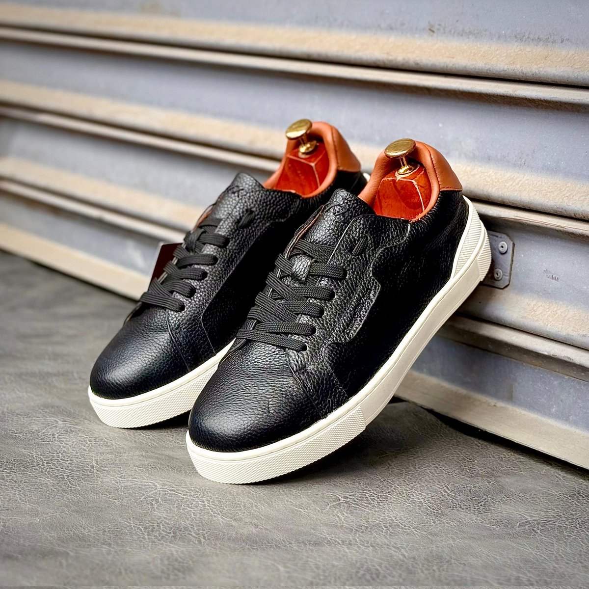 Zegna Leather Casual Shoes.

Size 38_39_40_41_42_43_44

💰Ksh.4900                  #IkoKiatuKe