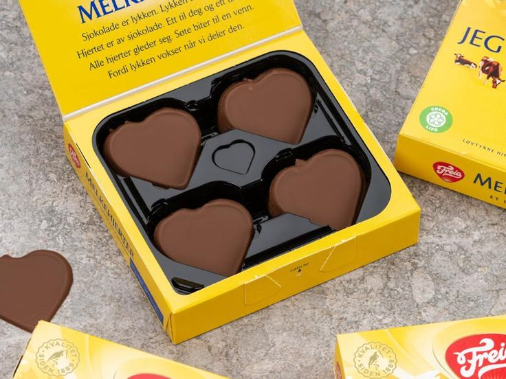 NemuzukiKokoa's tweet image. Ma mère nous avait apporté comme cadeau de souvenir des boîtes de chocolat en forme de cœur. Je ne suis pas fan de chocolat de base mais sachez que j'aime beaucoup ceux là par contre !
Pas trop sucré, bonne quantité et c'est craquant 🥺