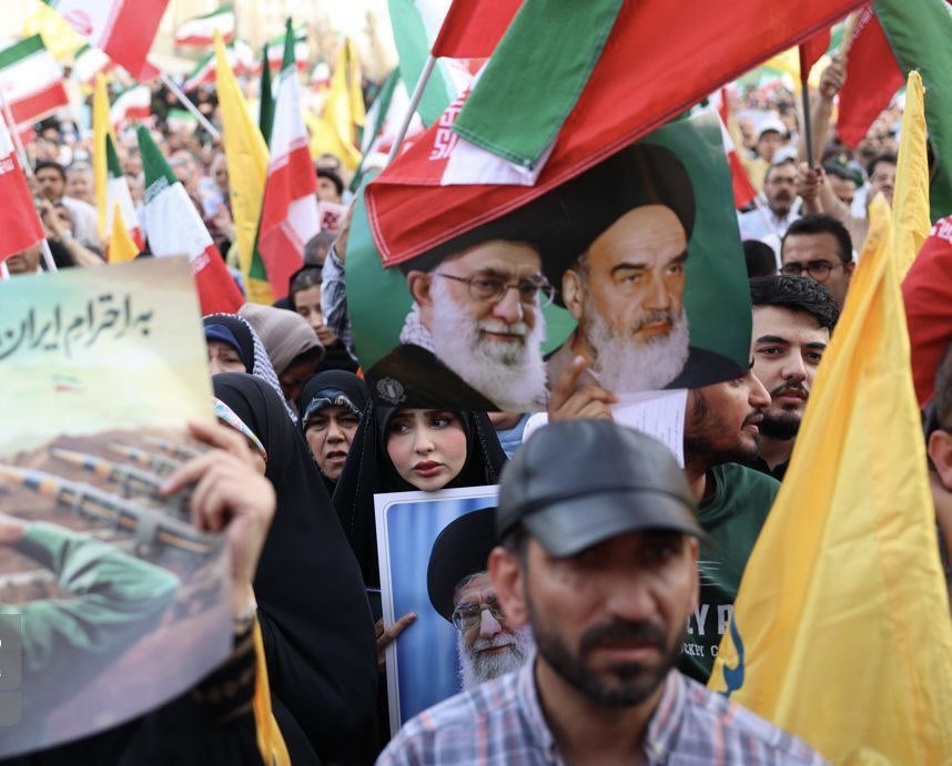 تحت شعار احتفال النصر ... تجمّعت حشود كبيرة من الإيرانيين في العاصمة طهران احتفالاً بإعلان وقف إطلاق النار بين إيران وإسرائيل 