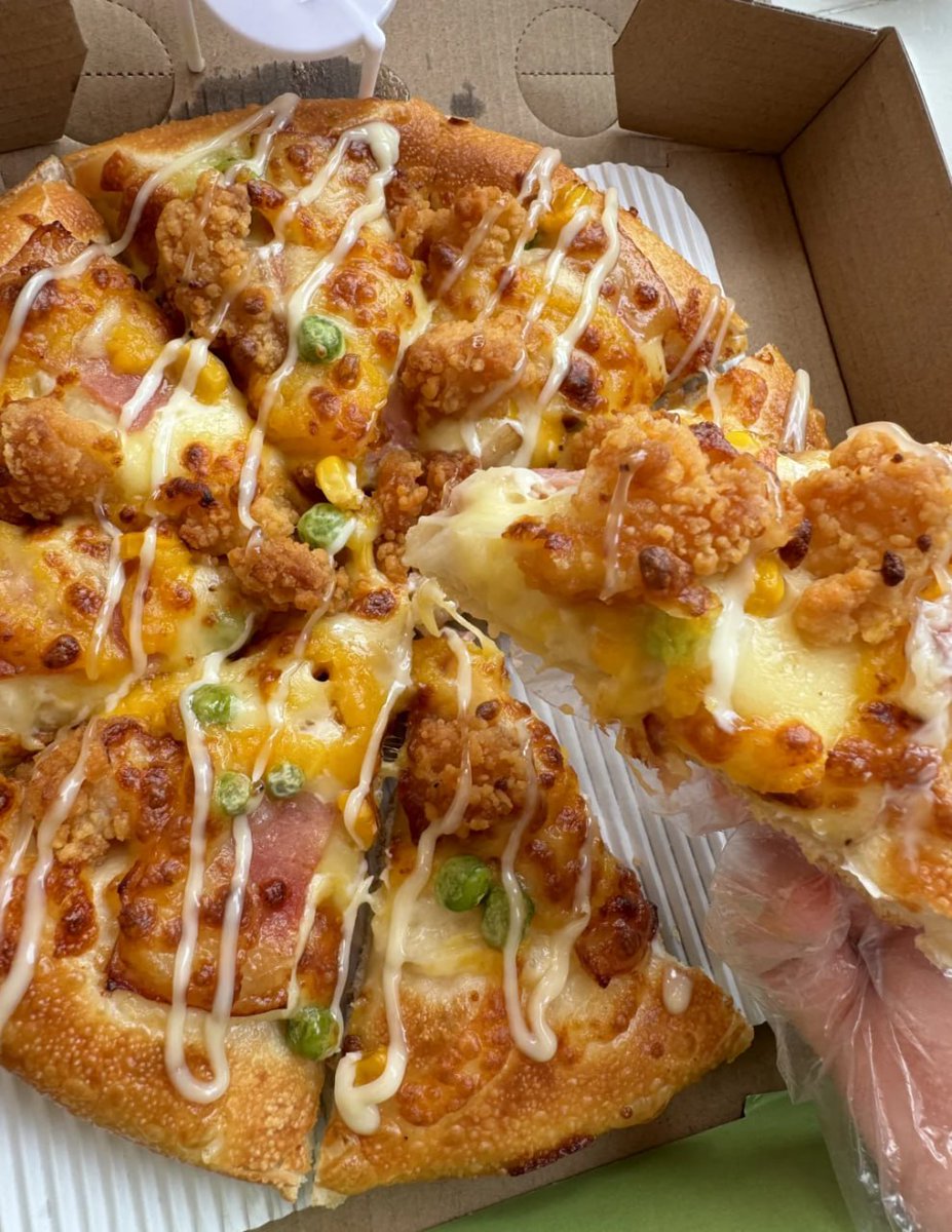 Ruby0Ella's tweet image. Pizza night perfection!  Crispy toppings, gooey cheese, and that extra drizzle yum! #PizzaLovers #Foodie #Delicious