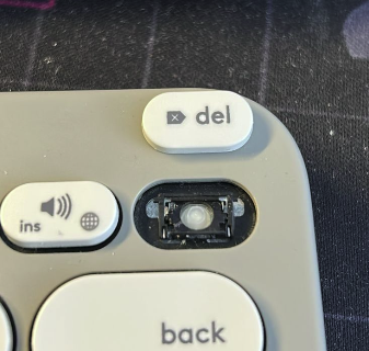 Klavyemin del tuşunun alt tırnağı kırılmış. <a href="/Logitech/">Logitech</a> 'e ulaştım. Az önce şöyle bir mail geldi:

"Although your product is out of warranty, I was able to convince my superiors to provide you with a K380 as a One-Time Courtesy."

Çok mutlu etti valla ya. Teşekkürler <a href="/Logitech/">Logitech</a>