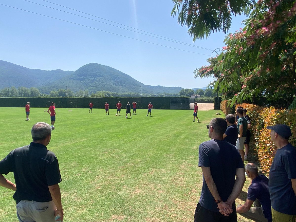 UEO1921's tweet photo. ⚽ Ahir la #UEOlot va organitzar una jornada de formació tècnica i tàctica per als entrenadors de @UEOplanter

🧠 A càrrec d'Antonio Rodríguez "Rodri", ex-tècnic del primer equip i amb experiència a l'elit del futbol 

🌱 Gràcies a @Royalverd_tc per cedir-nos les instal·lacions! https://t.co/bgmi3k5Jg0