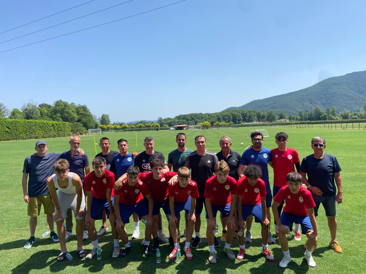 UEO1921's tweet photo. ⚽ Ahir la #UEOlot va organitzar una jornada de formació tècnica i tàctica per als entrenadors de @UEOplanter

🧠 A càrrec d'Antonio Rodríguez "Rodri", ex-tècnic del primer equip i amb experiència a l'elit del futbol 

🌱 Gràcies a @Royalverd_tc per cedir-nos les instal·lacions! https://t.co/bgmi3k5Jg0