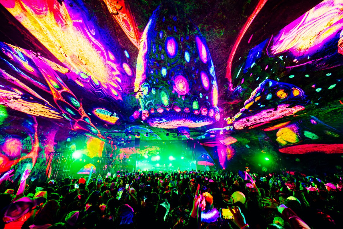 lsdream's tweet image. RAVE CAVE 3 IS HAPPENING ON NOV 14 & 15!!!!
Presale starts this Thursday at 10am PT / 12pm CT. RSVP HERE laylo.com/lsdream/RC25