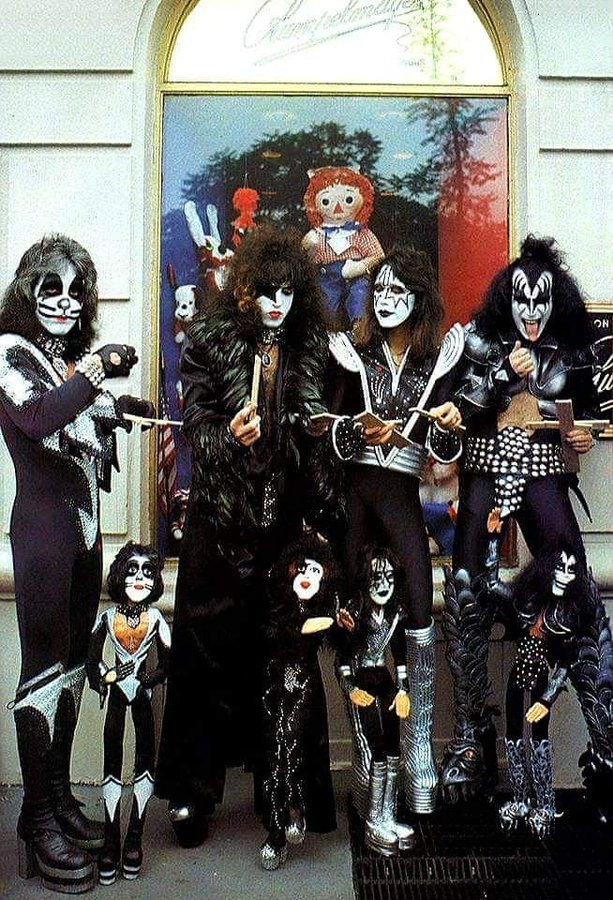 On June 24, 1976, Kiss held their legendary New York City photo shoot with photographers Barry Levine and Richard Corkery. The shots were taken on the city streets, as well as in Central Park and the Empire State Building . #KISS #RockOn #onthisday