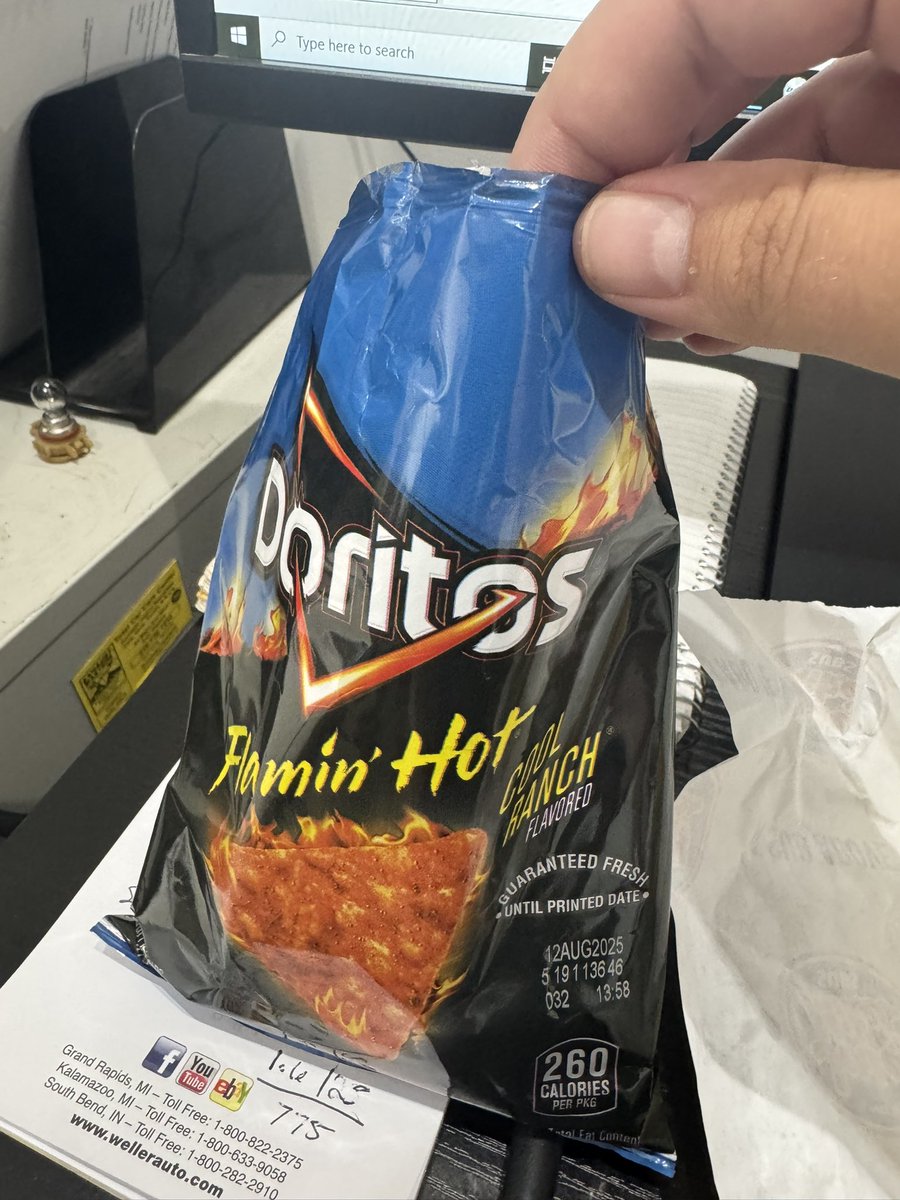 ehalliar's tweet photo. @Doritos care to explain what happened with this bag of chips? https://t.co/mleSKVu2wR