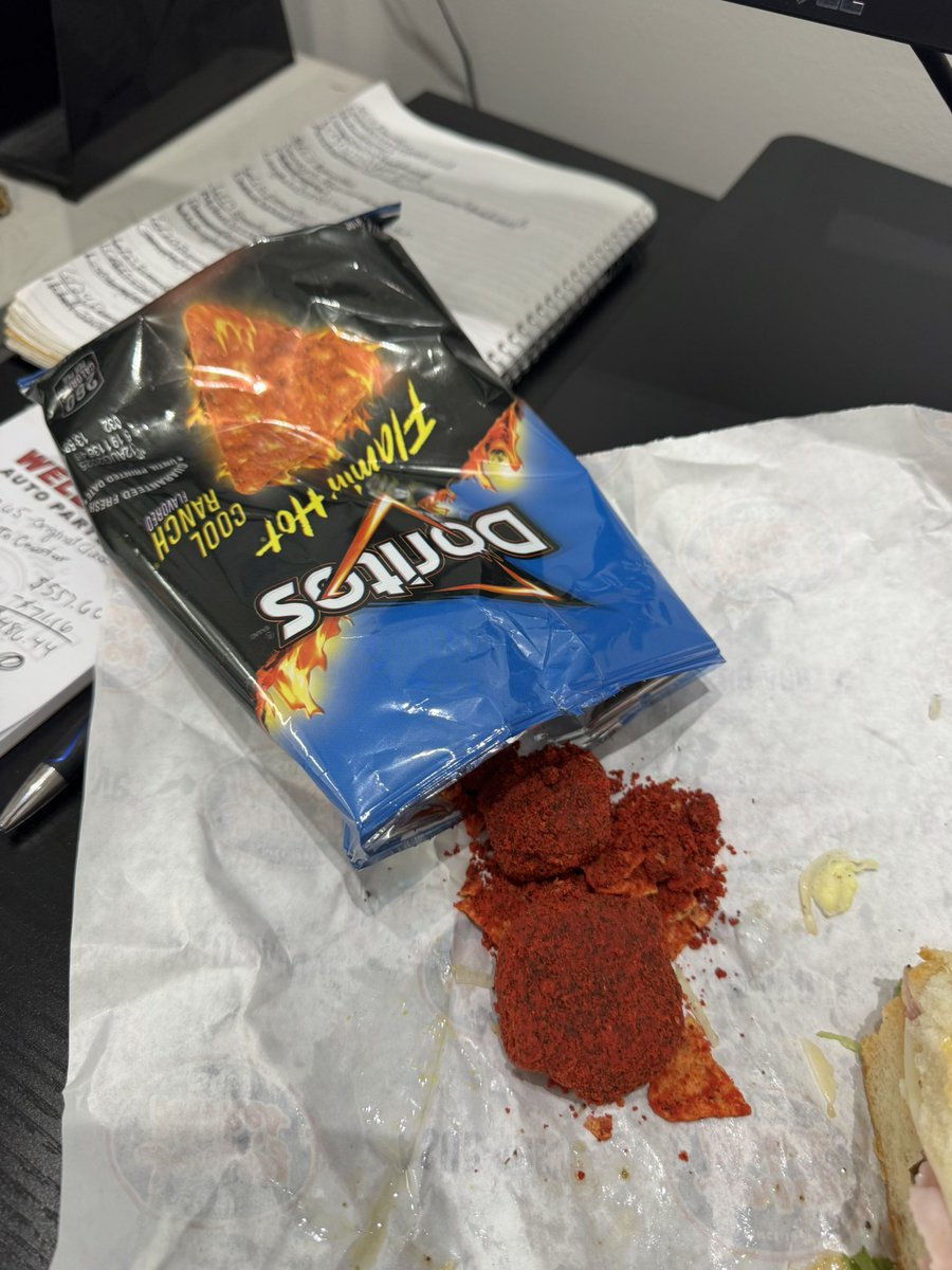 ehalliar's tweet photo. @Doritos care to explain what happened with this bag of chips? https://t.co/mleSKVu2wR