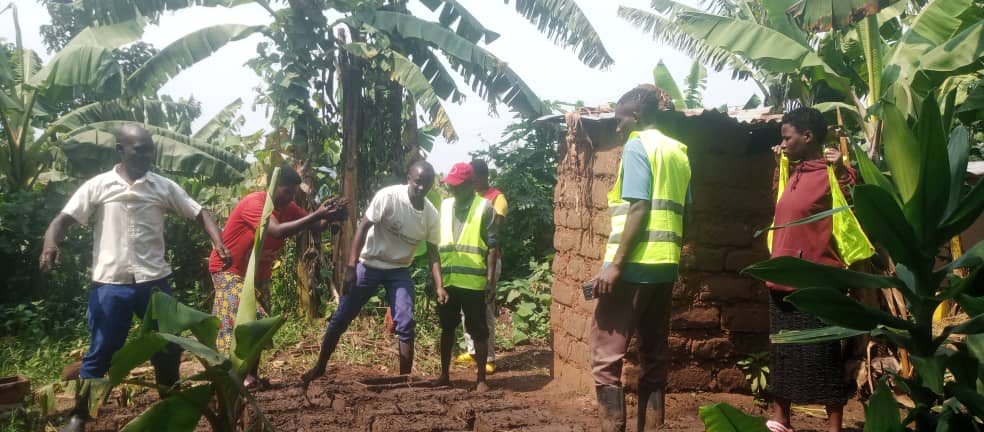NyagatareNyc's tweet photo. Urubyiruko ni Imbaraga z'igihugu! Muri #Mukama Urubyiruko bakoze umuganda wo kubumba amatafari yo kubakira Umuturage utishoboye iwe mu rugo. Ni mu rwego rwo gukomeza gukora ibikorwa bifasha guhindura ubuzima bw'Abaturage mu Imibereho myiza.
@RwandaYouthArts https://t.co/anBavywbh2