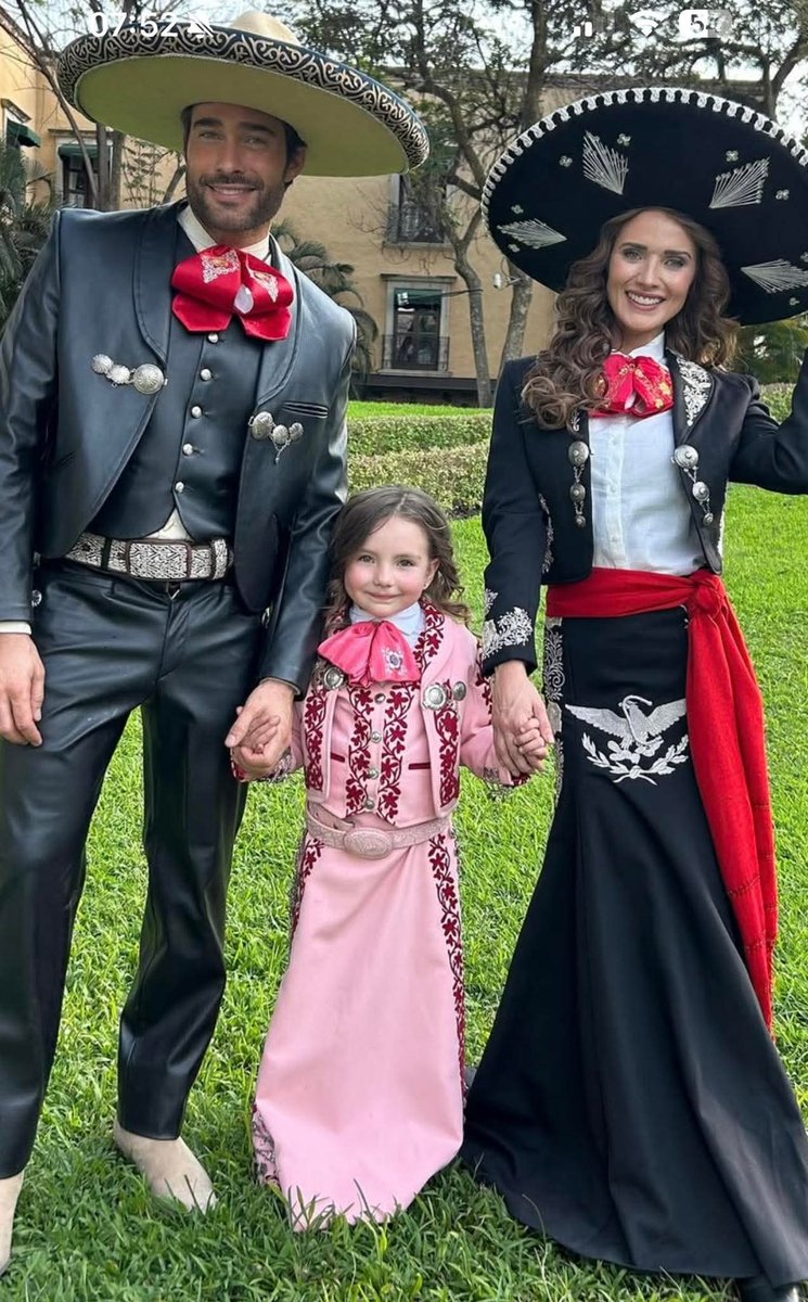 SavalSavall's tweet photo. 😪🤧🩷Victoria Alejandro y Lupita🩷🤧😪 #MeAtrevoAAmarte😪🤧🩷  #Vicandro @abrsa https://t.co/wEzpYdvDVS